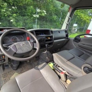 foto 3.5t 6míst tupláky valník tažné 96kW 2.5D Nissan Cabstar 3513