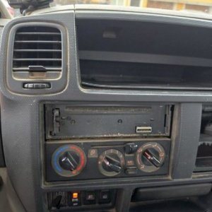 foto 3.5t valník 4.4m tupláky klima EUR4 repas motor Nissan Cabstar 35.13/2.5D