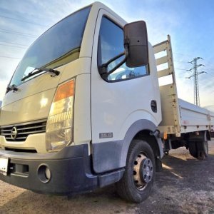 foto 3.5t valník 4.9x2.14m tupláky klima EUR4 repas motor Nissan Cabstar 35.13/2.5D