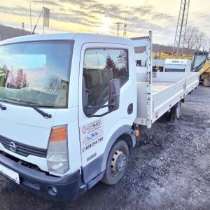 foto 3.5t valník 4.9x2.14m tupláky klima EUR4 repas motor Nissan Cabstar 35.13/2.5D